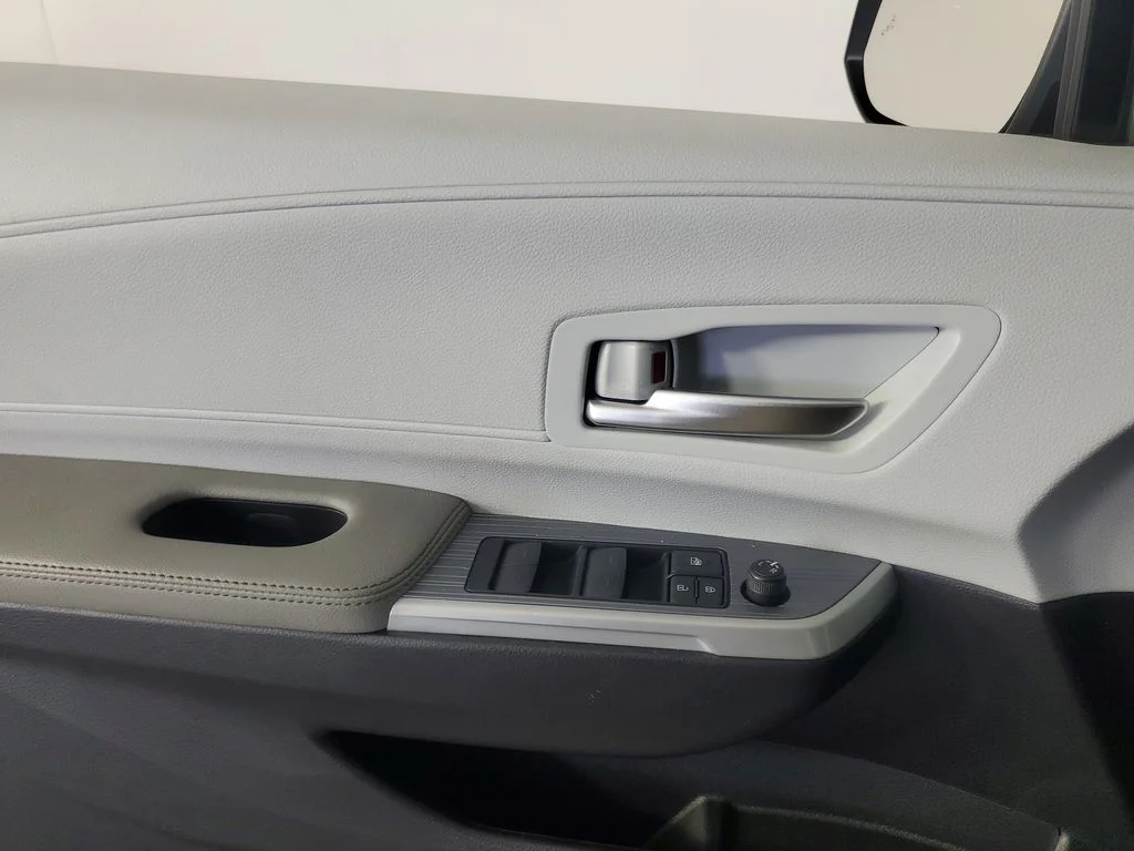2025 Toyota Sienna XLE - Photo 28