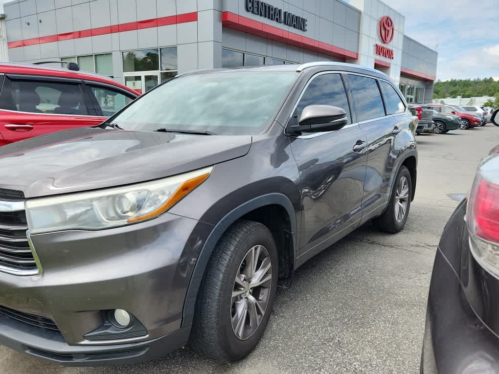 Used 2015 Predawn Gray Mica Toyota XLE image 2