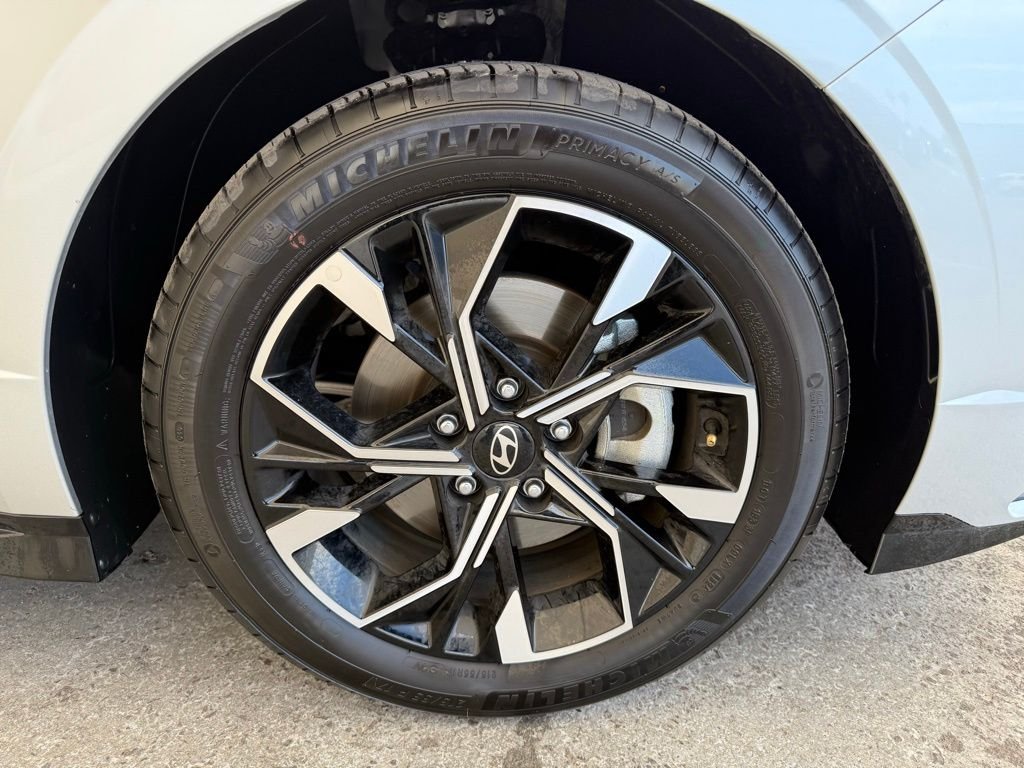Used 2024 Silver Hyundai SEL image 11