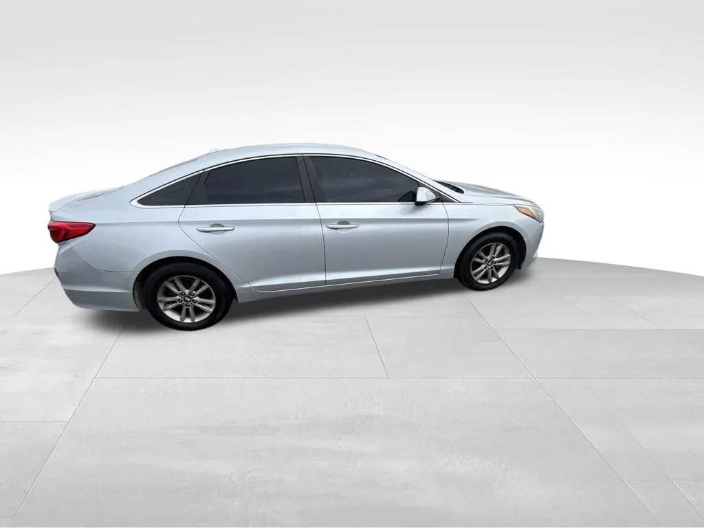 Used 2016 Silver Hyundai SE image 31