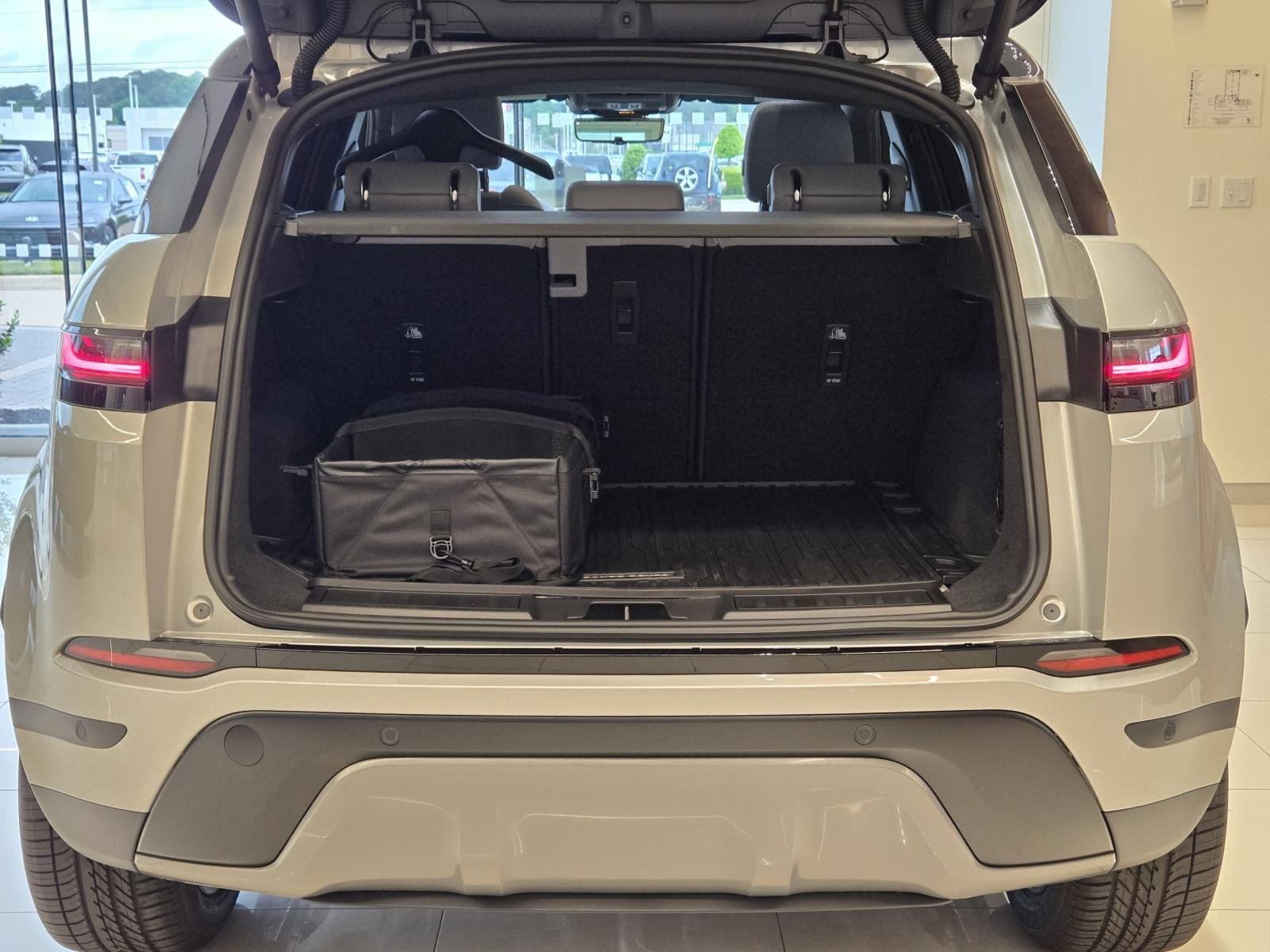 New 2026 Seoul Pearl Silver Land Rover Core S image 9
