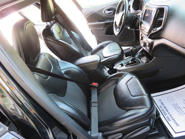 Used 2019 Diamond Black Crystal Pearlcoat Jeep Altitude image 12