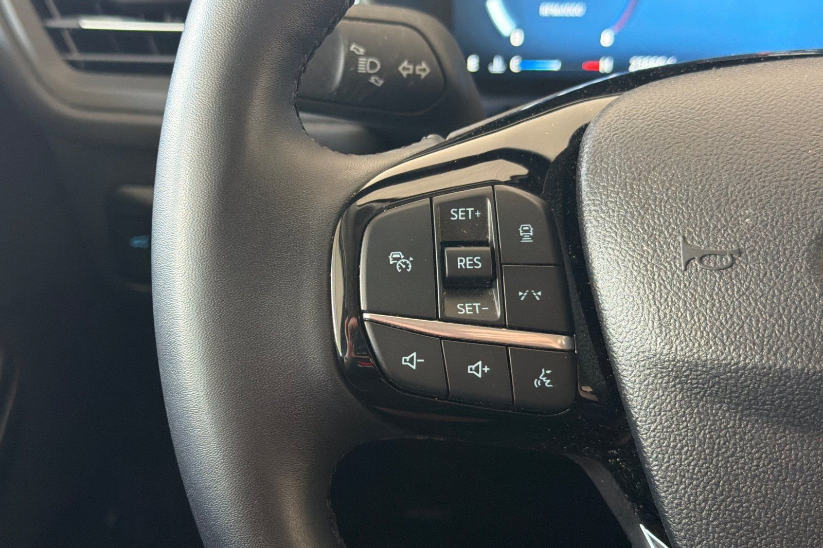 Used 2024  Ford Platinum image 27