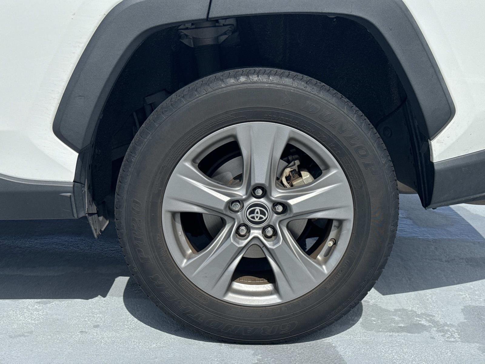 Used 2022 White Toyota XLE image 5
