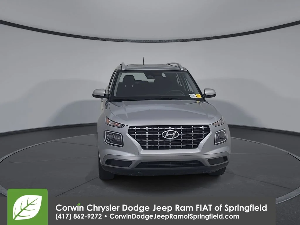 Used 2025 Silver Hyundai SEL image 5