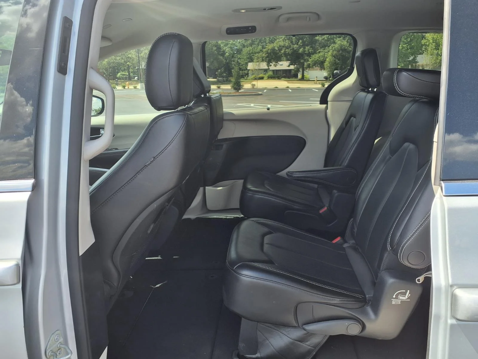 Used 2023 Silver Mist Clearcoat Chrysler Touring L image 27