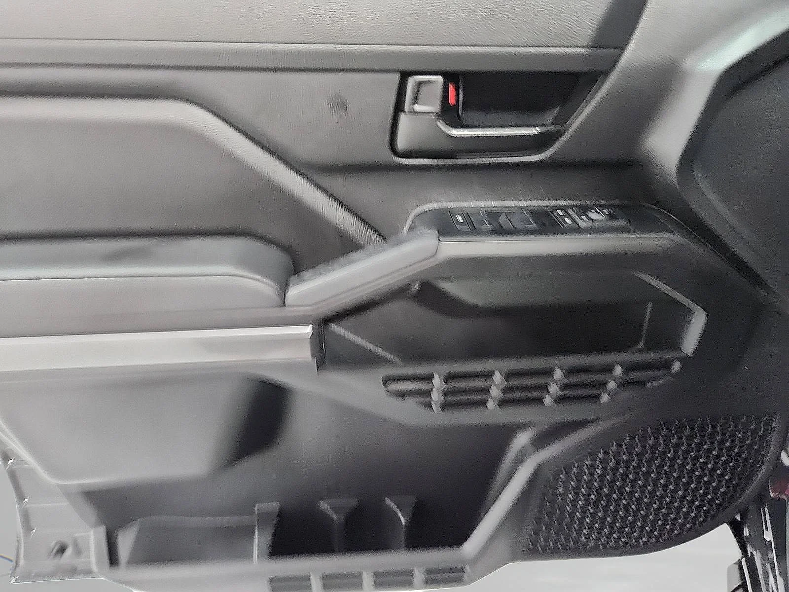 2025 Toyota Tacoma SR5 - Photo 9