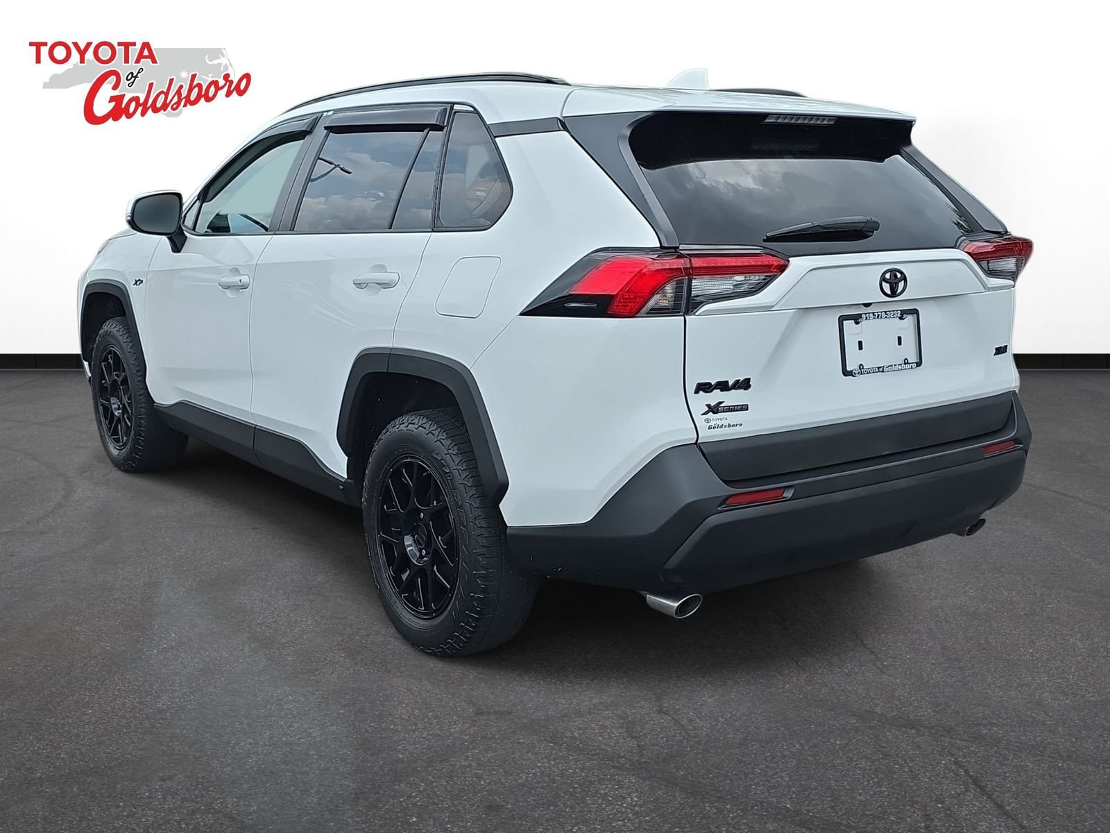Used 2022 White Toyota XLE image 7