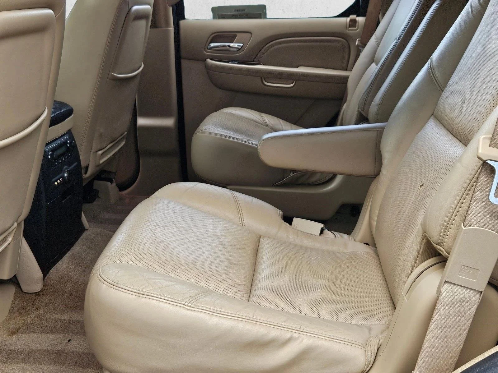 Used 2011 Black Raven Cadillac Luxury image 19