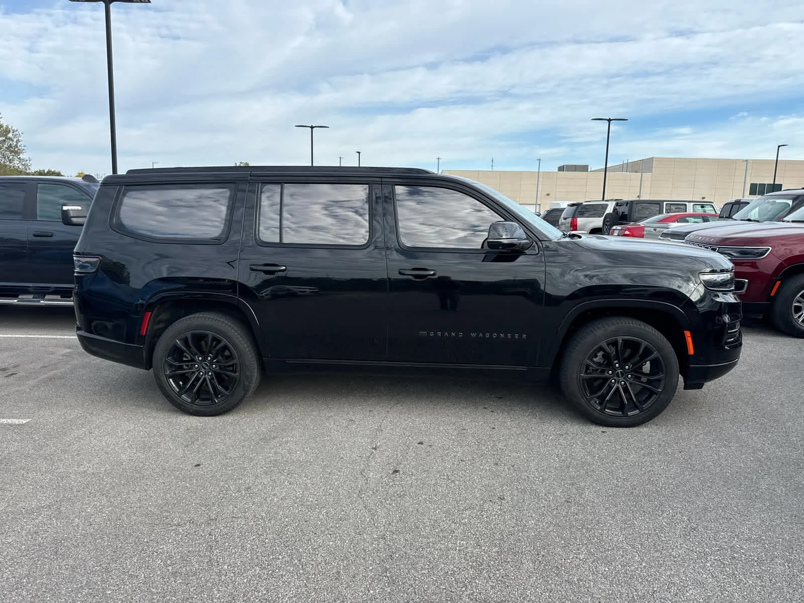 Used 2024 Diamond Black Crystal Pearlcoat Jeep Series II Obsidian image 4