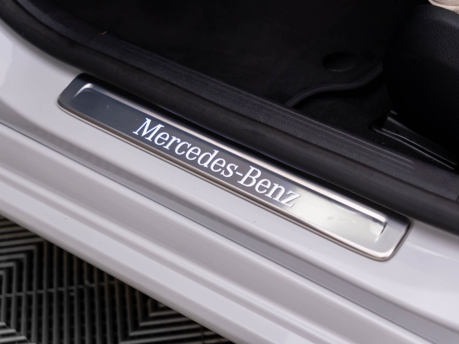New 2026 MANUFAKTUR Moonlight White Metallic Mercedes-Benz C 300 image 18