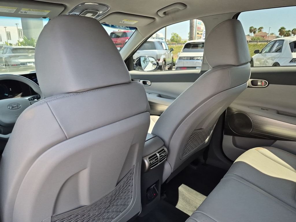 Used 2021 White Hyundai Blue image 28