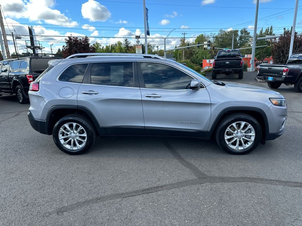 Used 2019 Silver Jeep Latitude image 8