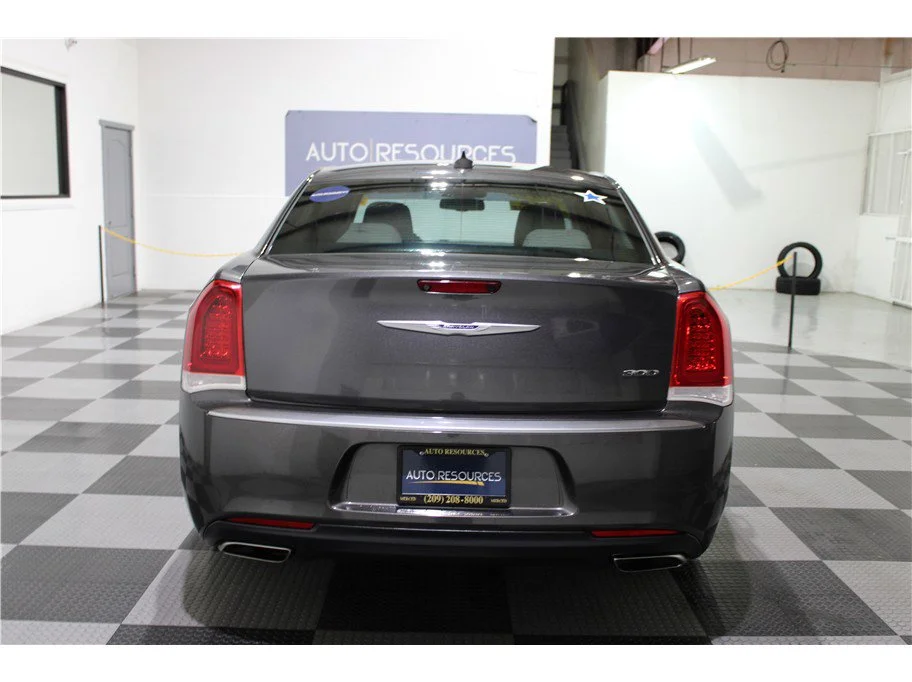 Used 2019 Granite Crystal Metallic Clearcoat Chrysler Touring image 5