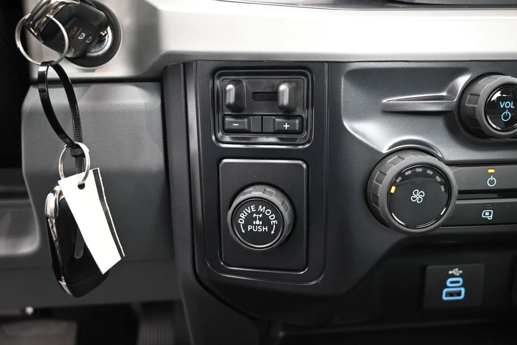 New 2027 Oxford White Ford XLT image 15