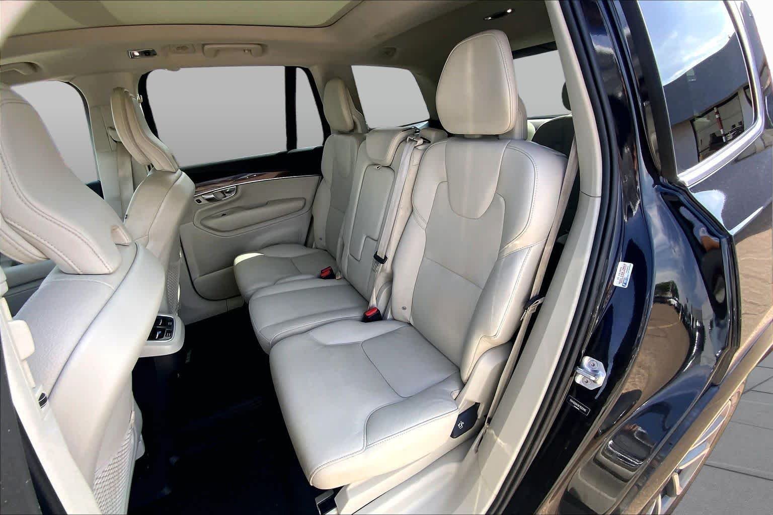 Used 2019 Onyx Black Metallic Volvo Momentum image 21