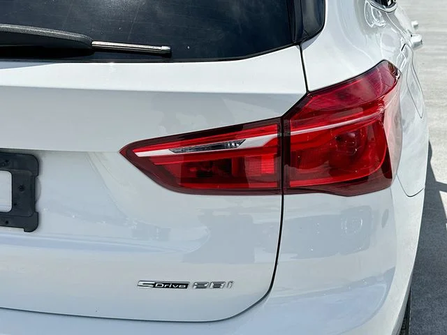 Used 2019 White BMW sDrive28i image 32