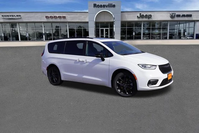New 2026 Bright White Clear-Coat Exterior Paint Chrysler Limited image 2