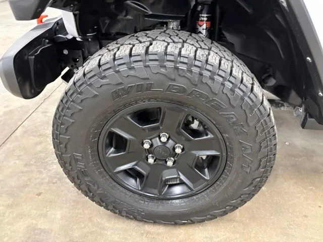 Used 2023 White Jeep Mojave image 7