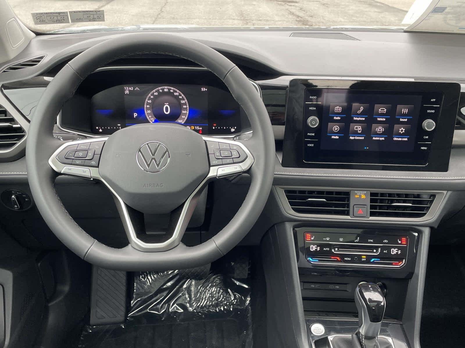 New 2026 Monument Gray w/Deep Black Roof Volkswagen SE Black image 20