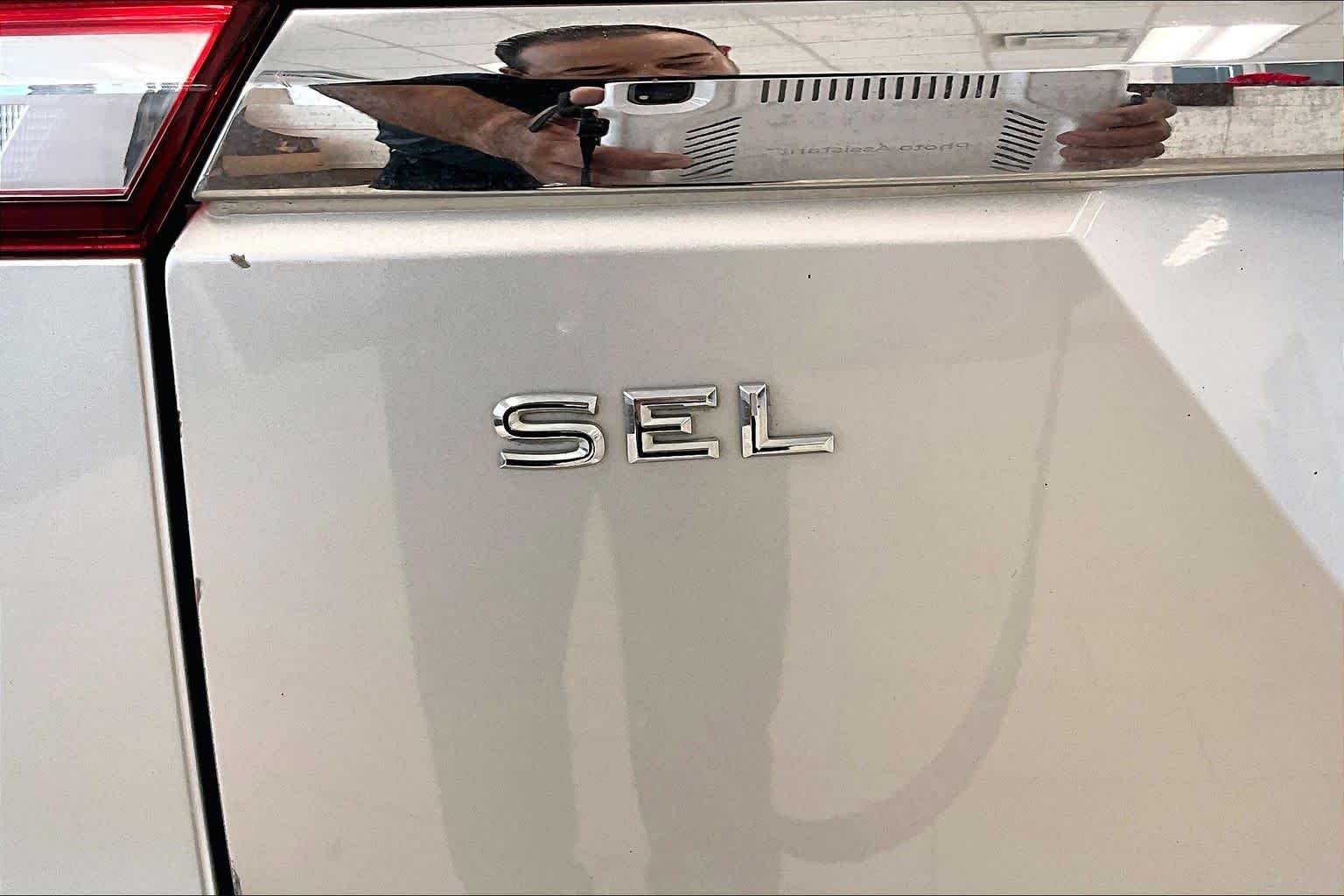 Used 2018 Reflex Silver Metallic Volkswagen 3.6L V6 SEL image 29