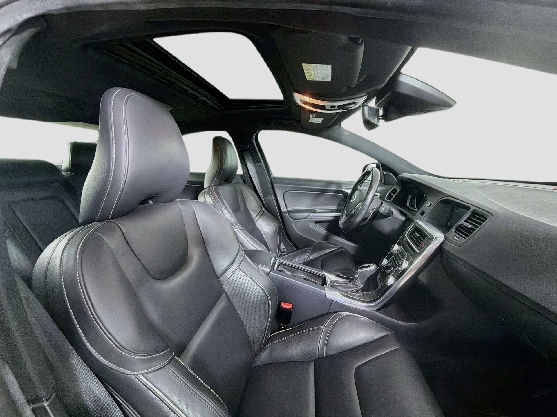Used 2016 Black Volvo T6 Drive-E R-Design image 29