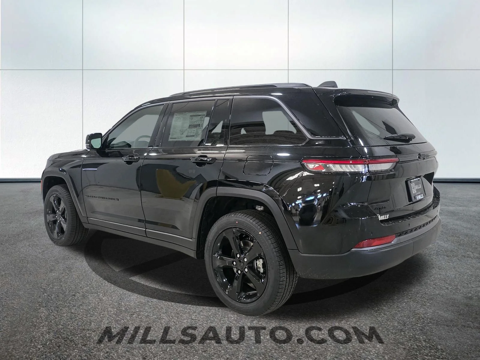 New 2026 Diamond Black Crystal Pearl-Coat Exterior Paint Jeep Limited image 4