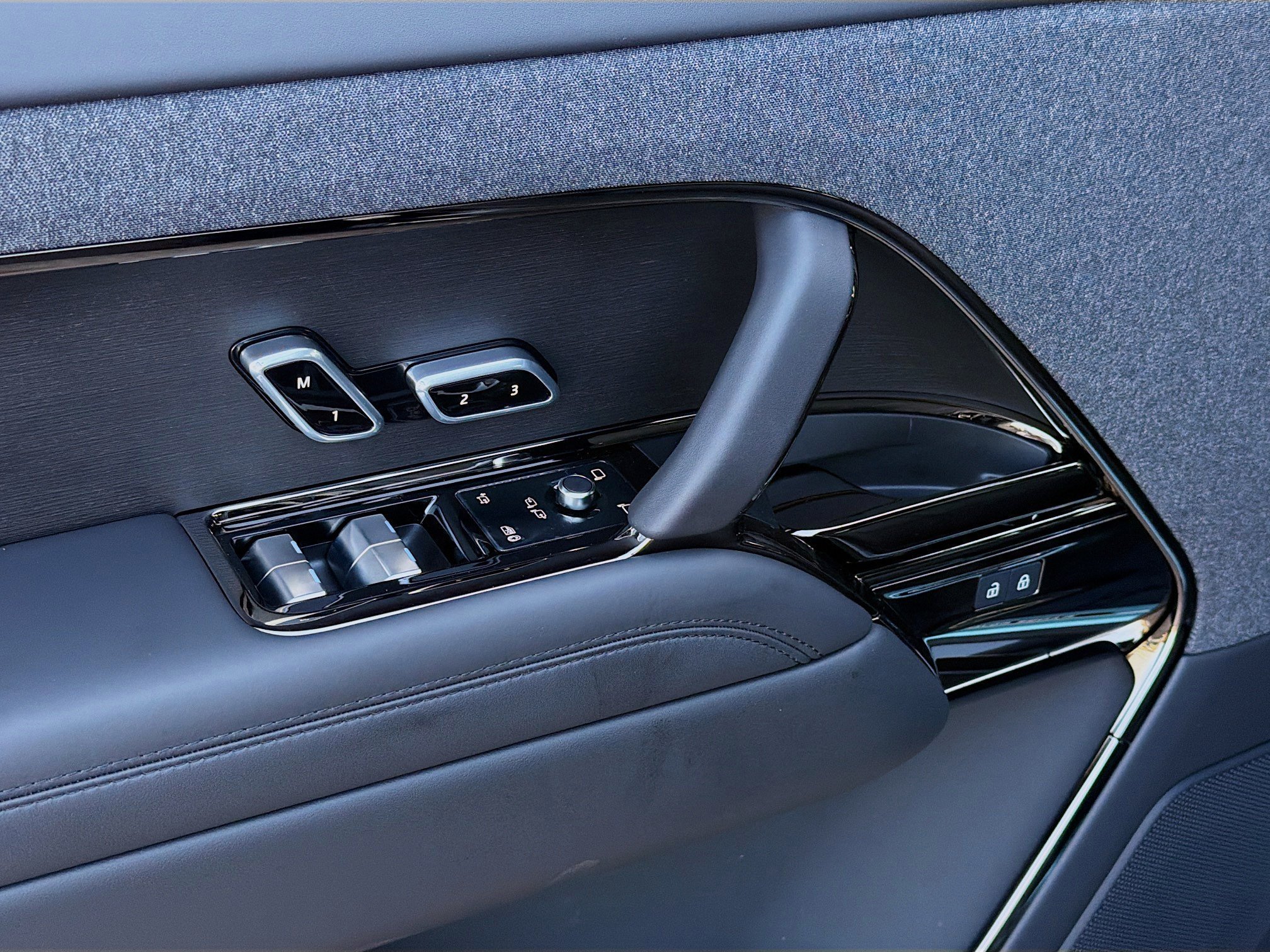 New 2026 Santorini Black LAND ROVER Dynamic SE image 22