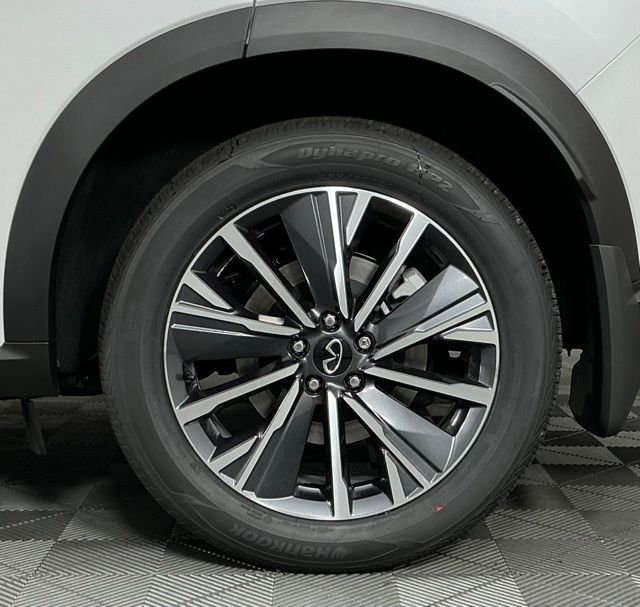 Certified Used 2026 White INFINITI LUXE image 9
