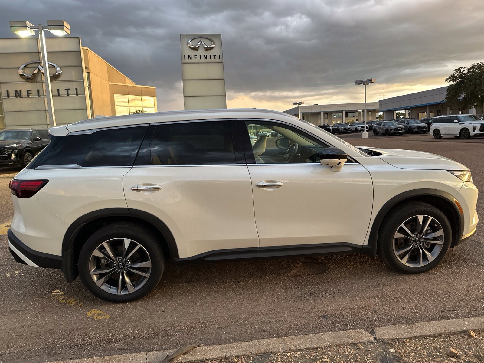 Used 2024 White INFINITI LUXE image 4