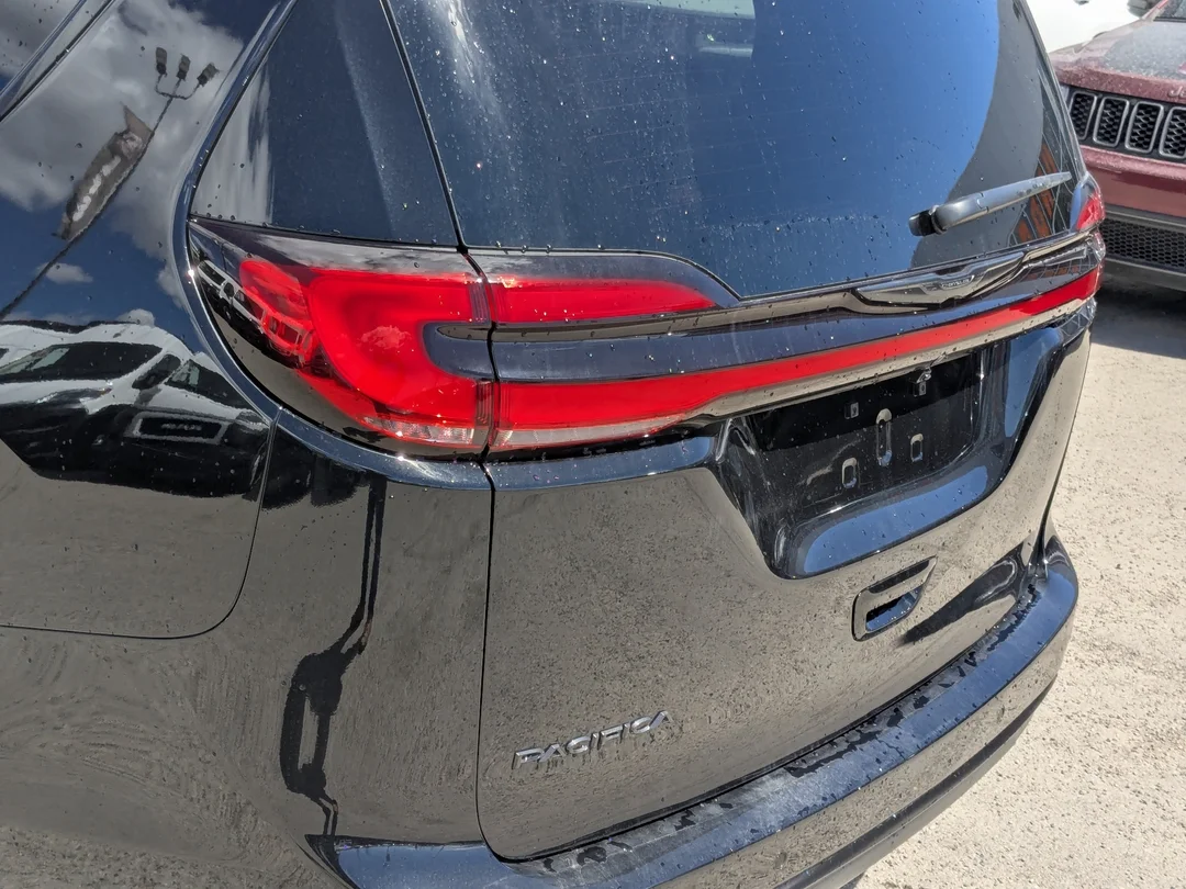 New 2026 Black Chrysler Select - - FWD - 360 Camera - FAV Edition - Power Liftgate - Remote Start & More! image 10