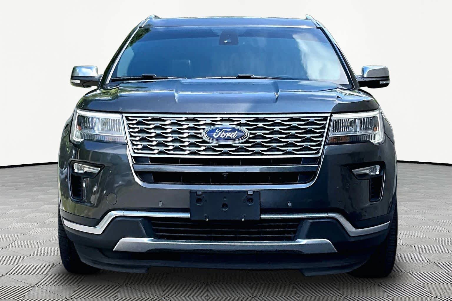 Used 2018 Magnetic Ford Platinum image 4