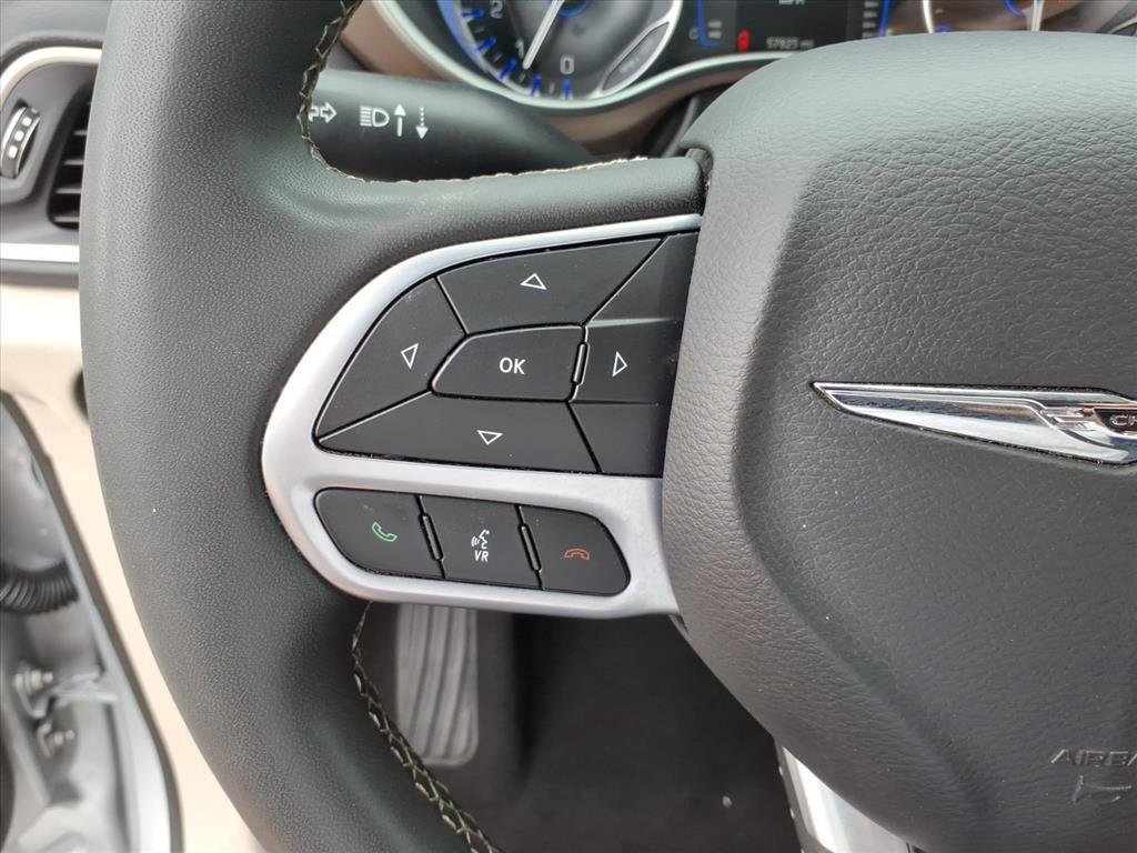 Used 2023 Silver Mist Clearcoat Chrysler LX image 18