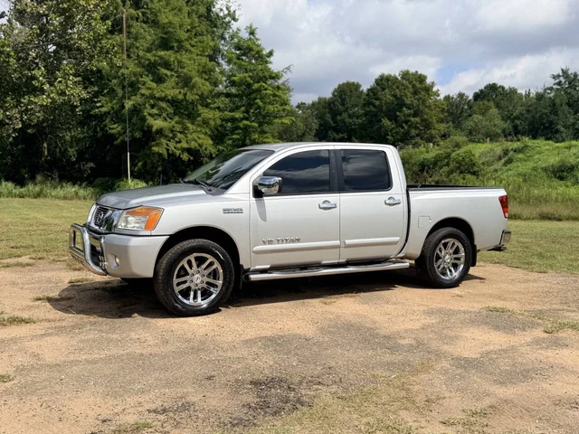 2012 Nissan Titan SV 4x2 4dr Crew Cab SWB Pickup