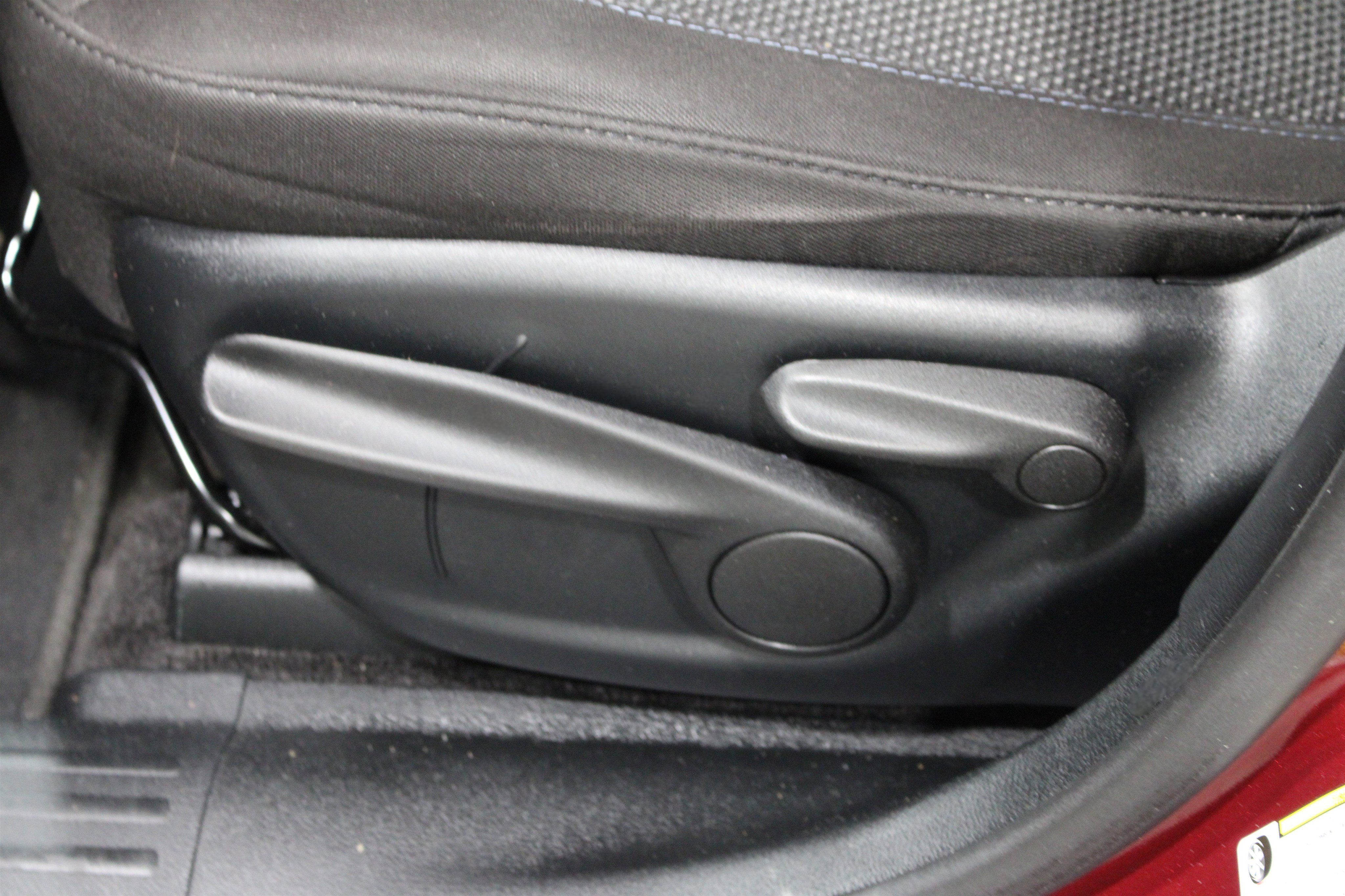 Used 2019 Velvet Red Pearlcoat Jeep Latitude image 5
