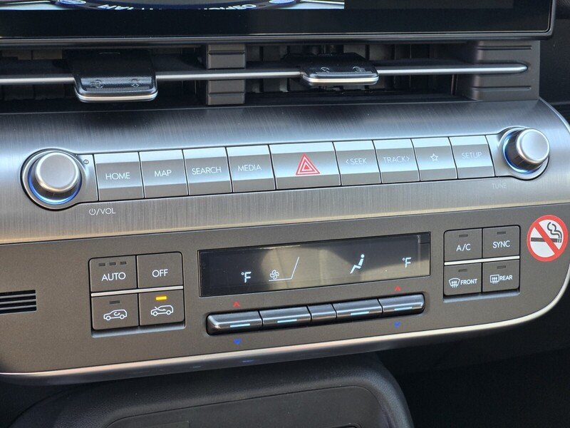 Used 2025 White HYUNDAI SEL FWD image 22