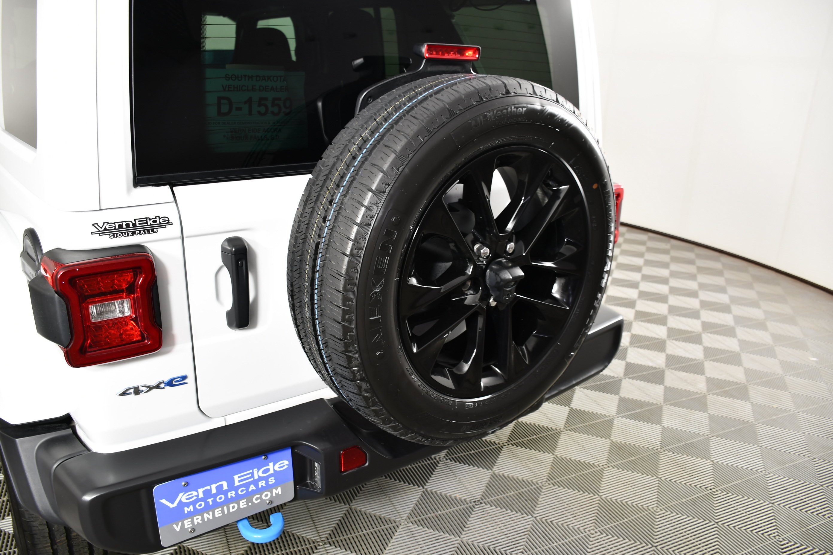 Used 2024 Bright White Clearcoat Jeep Sahara image 15