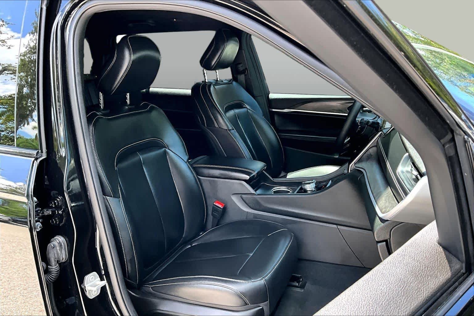 Used 2024 Diamond Black Crystal Pearlcoat Jeep Limited image 9