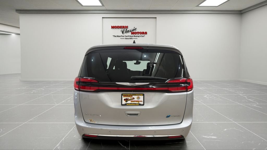 Used 2023 Silver Chrysler Touring L image 4