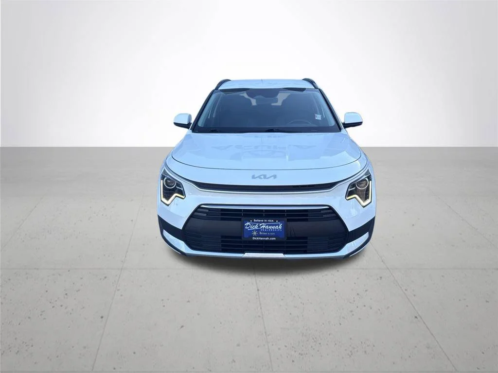 Used 2025 White Kia LX image 3