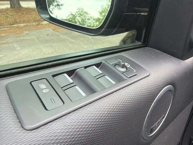 Used 2024  Land Rover Dynamic SE image 12
