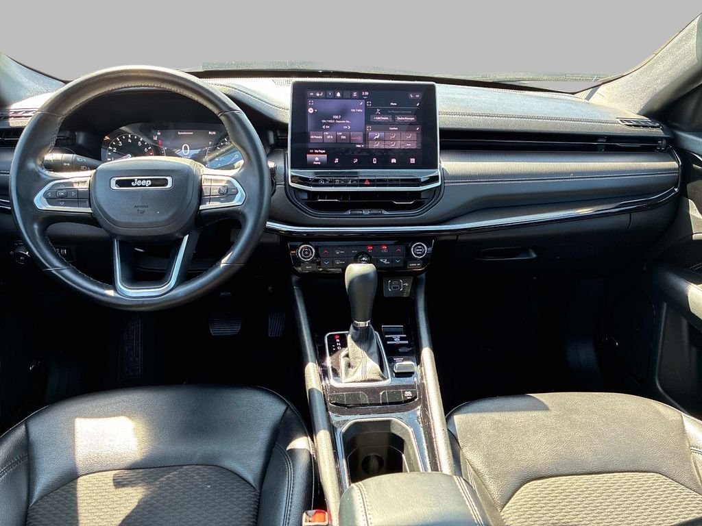 Used 2022 Silver Jeep Latitude image 17
