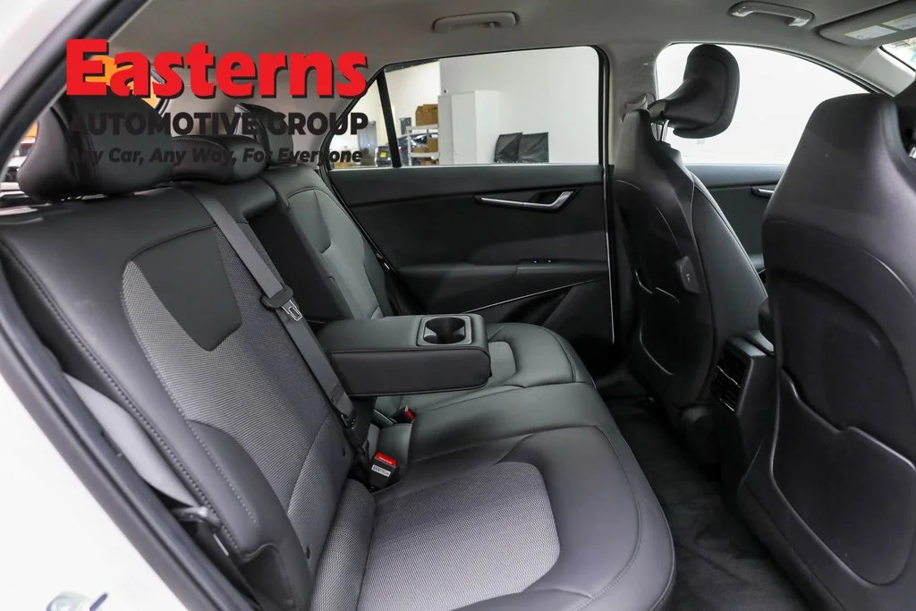 Used 2024 White Kia Wind image 22