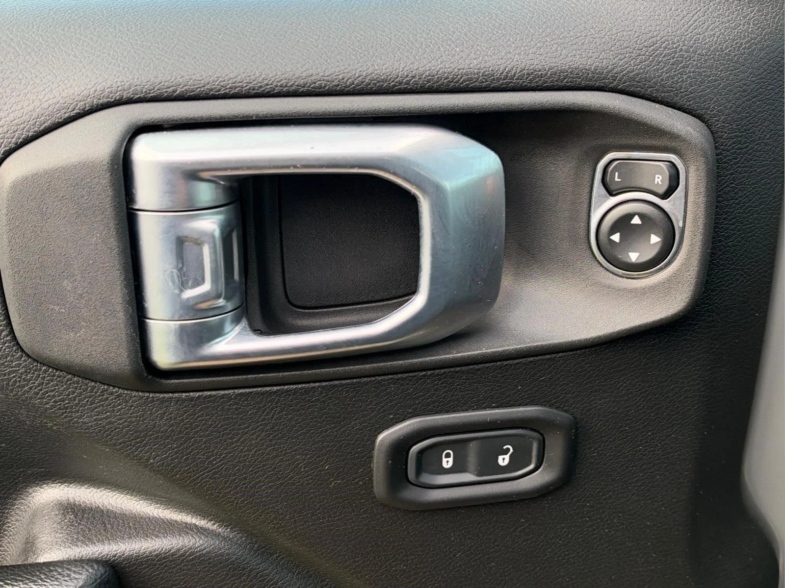 Used 2022 Sting-Gray Clearcoat Jeep Mojave image 18