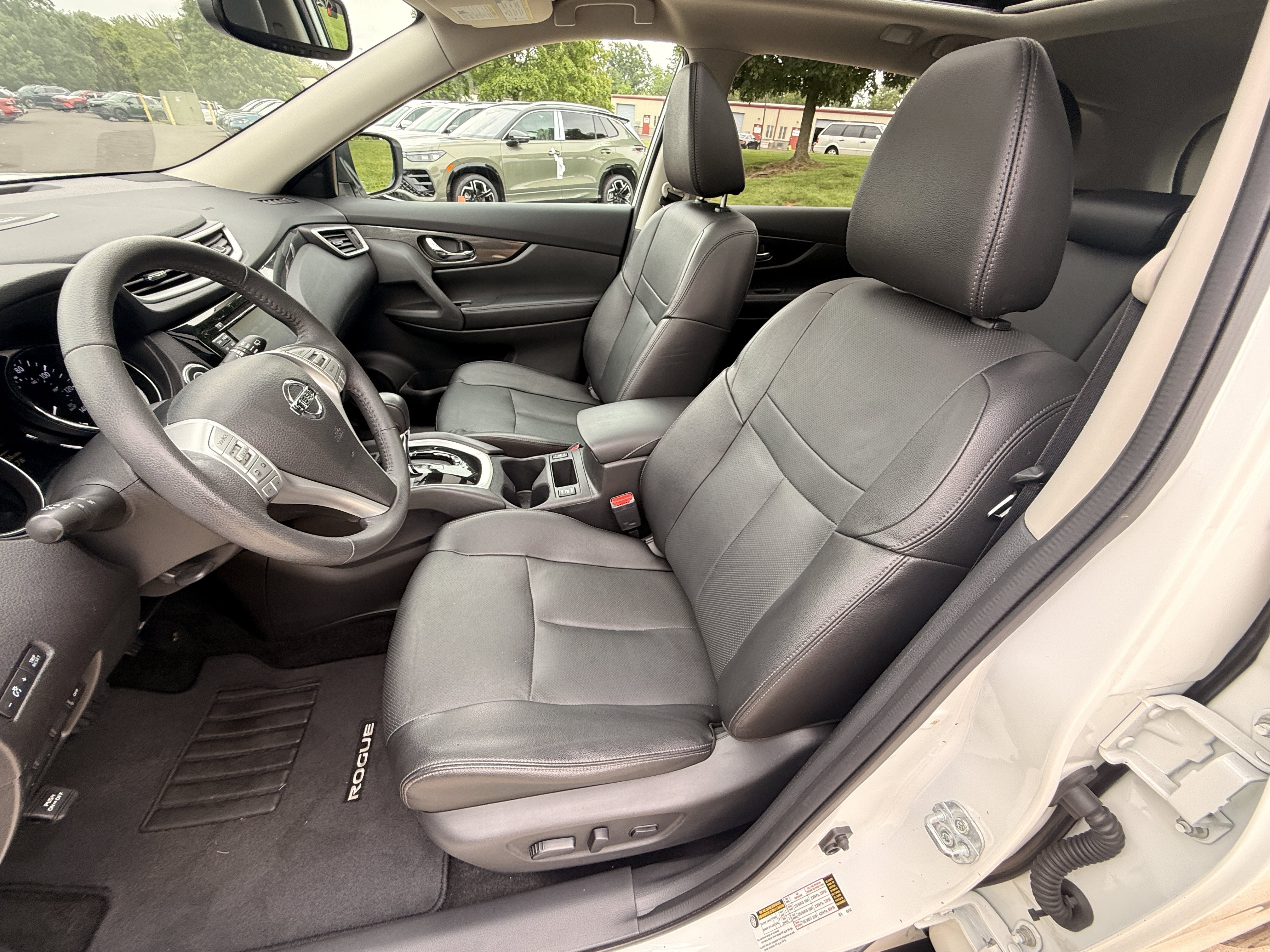 Used 2016 Pearl White Nissan SL image 23