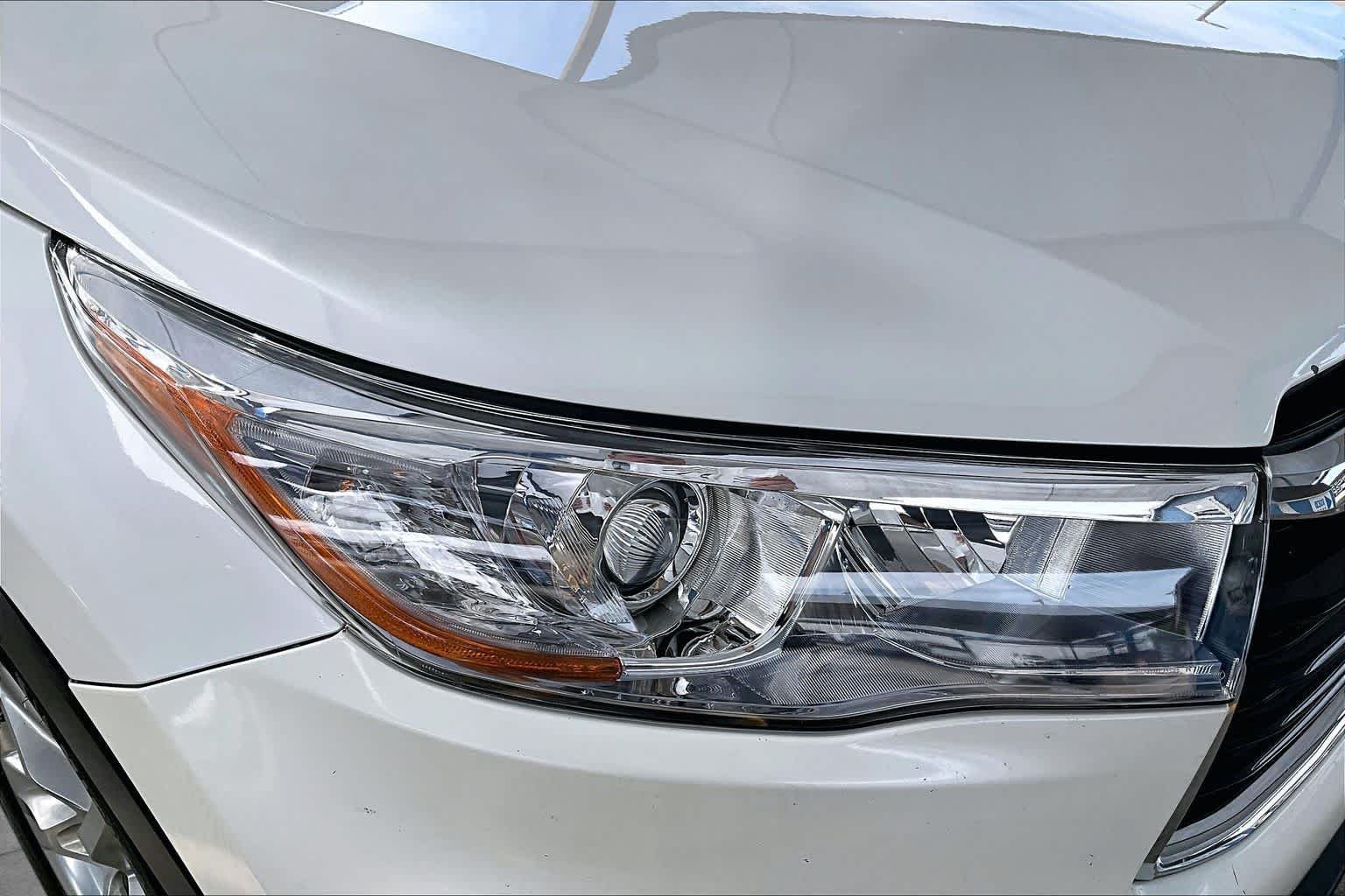 Used 2016 Blizzard Pearl Toyota Limited image 27