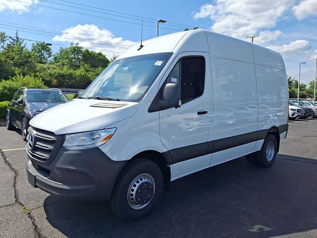 New 2026 Arctic White Mercedes-Benz Cargo 144 WB image 27