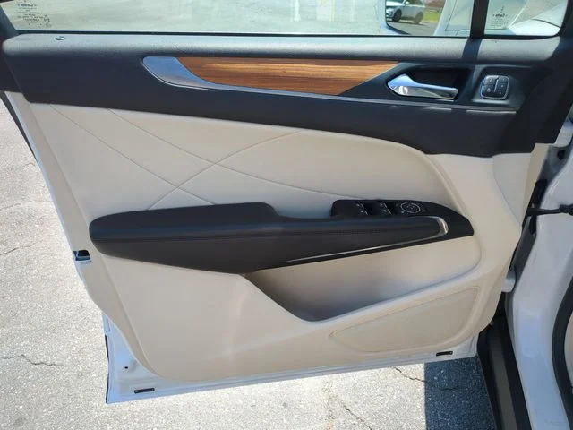 Used 2015 White Lincoln Base image 12