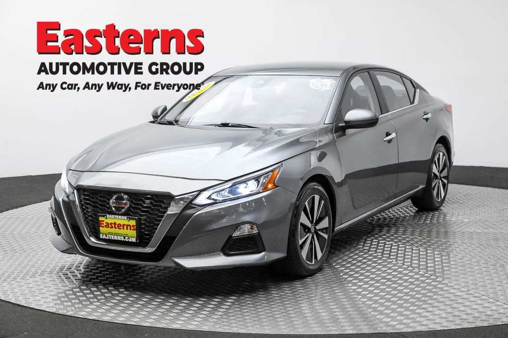Used 2022 Gray Nissan 2.5 SV image 1
