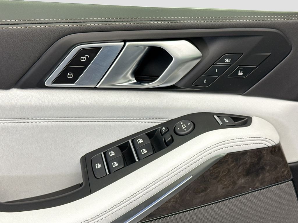 New 2026 Black Sapphire Metallic BMW xDrive50e image 22